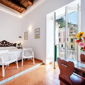 amalfi-un-po.hotels-amalfi.com/